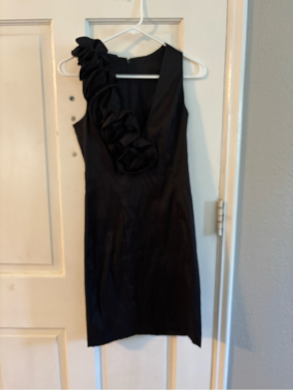 Cache Black Satin Sheath Dress 8 V-Neck Sleeveless Ruffle Knee Length Zip